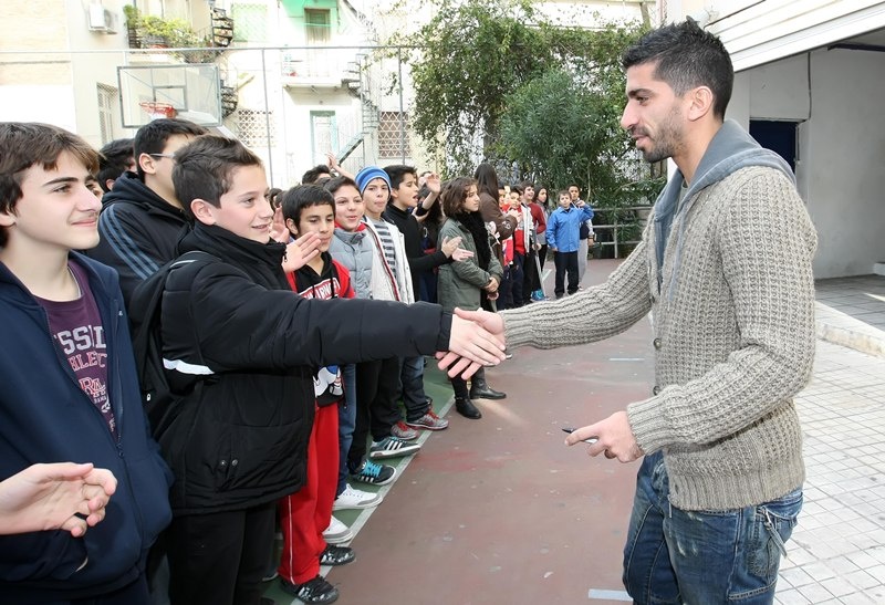 Ολυμπιακός: Μοίρασε… μπάλες και μπλούζες ο Ζαραδούκας (photos)