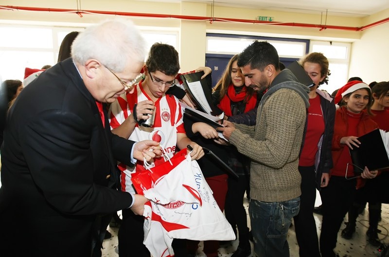 Ολυμπιακός: Μοίρασε… μπάλες και μπλούζες ο Ζαραδούκας (photos)