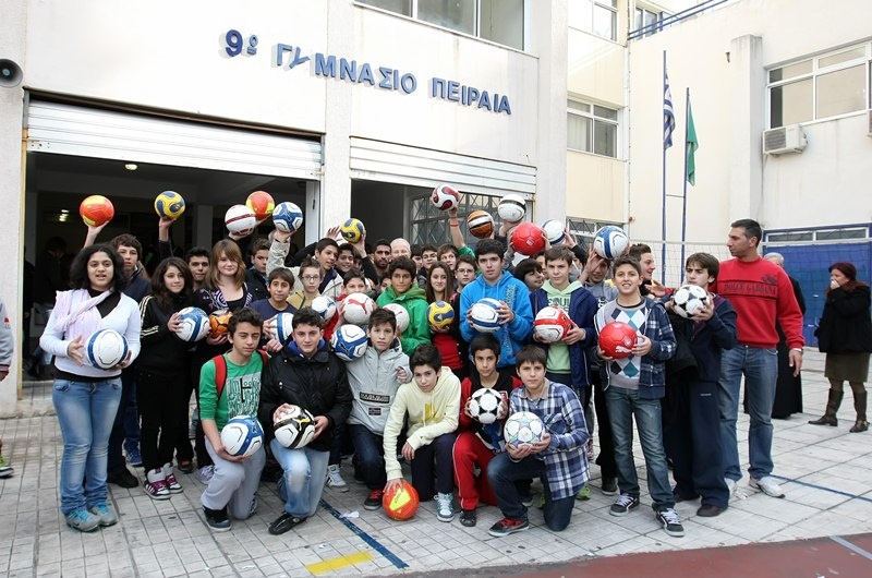 Ολυμπιακός: Μοίρασε… μπάλες και μπλούζες ο Ζαραδούκας (photos)