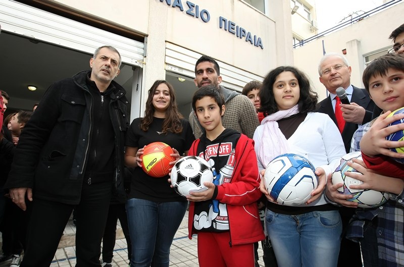 Ολυμπιακός: Μοίρασε… μπάλες και μπλούζες ο Ζαραδούκας (photos)