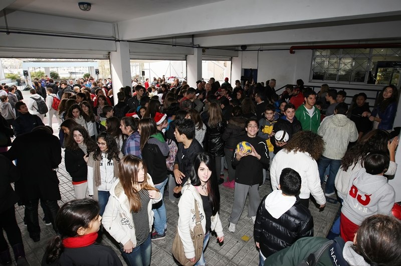 Ολυμπιακός: Μοίρασε… μπάλες και μπλούζες ο Ζαραδούκας (photos)