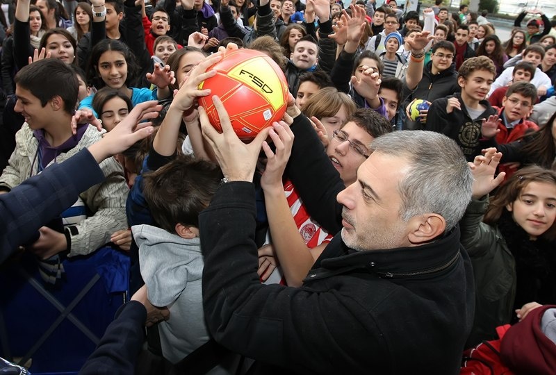 Ολυμπιακός: Μοίρασε… μπάλες και μπλούζες ο Ζαραδούκας (photos)