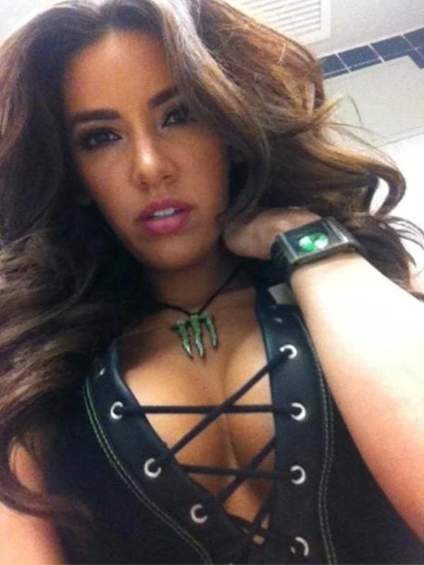 ΜΜΑ: Μηχανόβιο ring girl η Mercedes (photos)