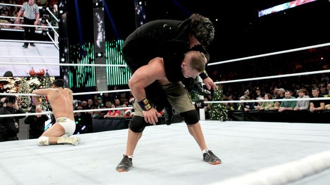 Raw SuperShow: Μετωπική για τον Άγιο Βασίλη! (photos+videos)