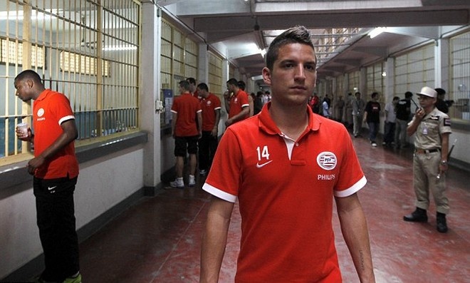 Μπήκαν φυλακή οι παίκτες της Αϊντχόφεν! (photos)