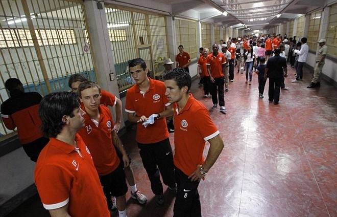 Μπήκαν φυλακή οι παίκτες της Αϊντχόφεν! (photos)