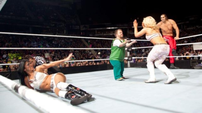 SmackDown: Νευριασμένος γίγαντας (photos+video)