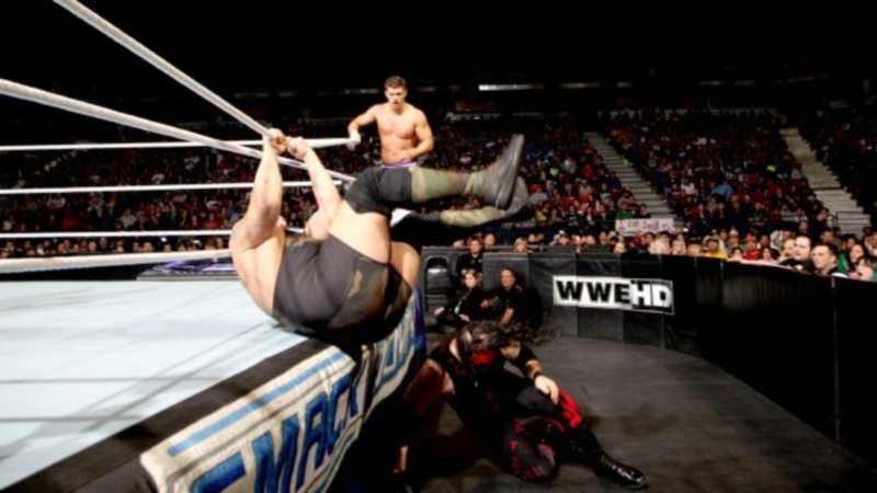 SmackDown: Νευριασμένος γίγαντας (photos+video)