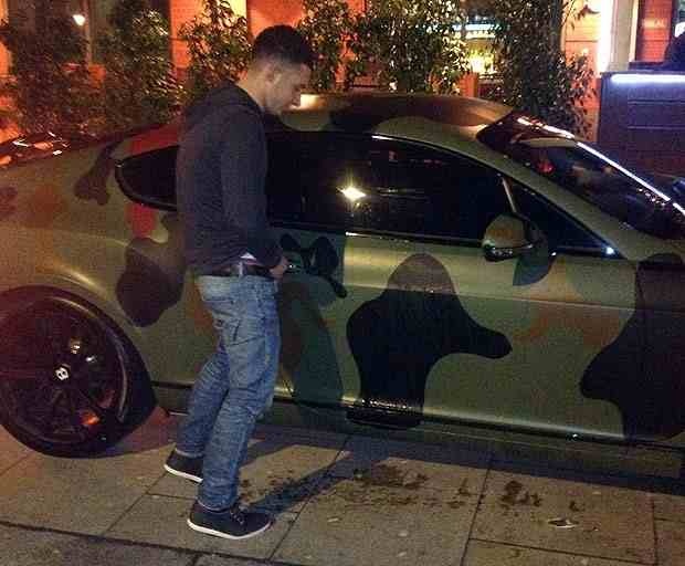 Οπαδός της Γιουνάιτεντ έκανε την... ανάγκη του στο αμάξι του Μπαλοτέλι! (photos)