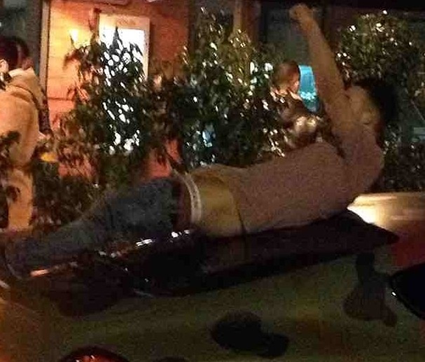 Οπαδός της Γιουνάιτεντ έκανε την... ανάγκη του στο αμάξι του Μπαλοτέλι! (photos)