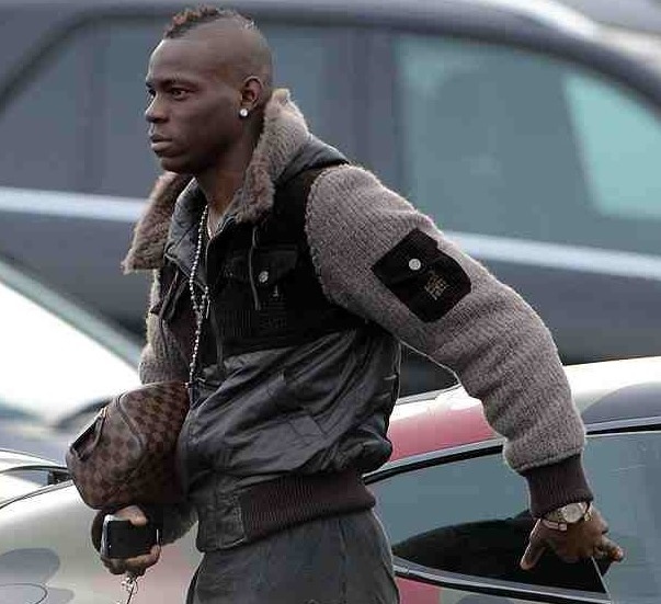 Οπαδός της Γιουνάιτεντ έκανε την... ανάγκη του στο αμάξι του Μπαλοτέλι! (photos)