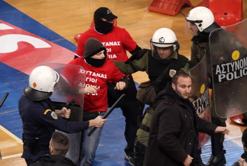 Διακοπή του τελικού, συμπλοκές και τραυματισμός Μπράμου (video+photos)