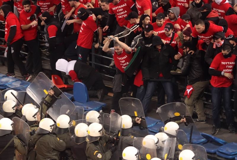 Διακοπή του τελικού, συμπλοκές και τραυματισμός Μπράμου (video+photos)