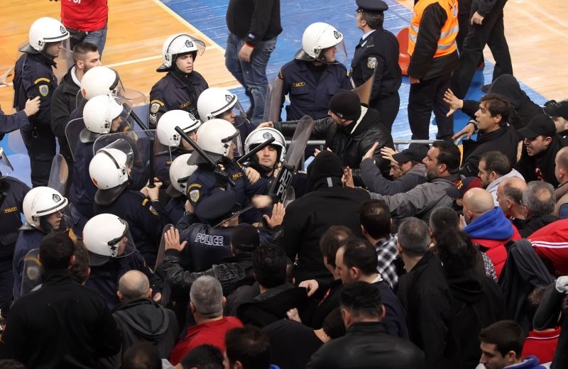 Διακοπή του τελικού, συμπλοκές και τραυματισμός Μπράμου (video+photos)