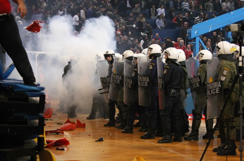 Διακοπή του τελικού, συμπλοκές και τραυματισμός Μπράμου (video+photos)