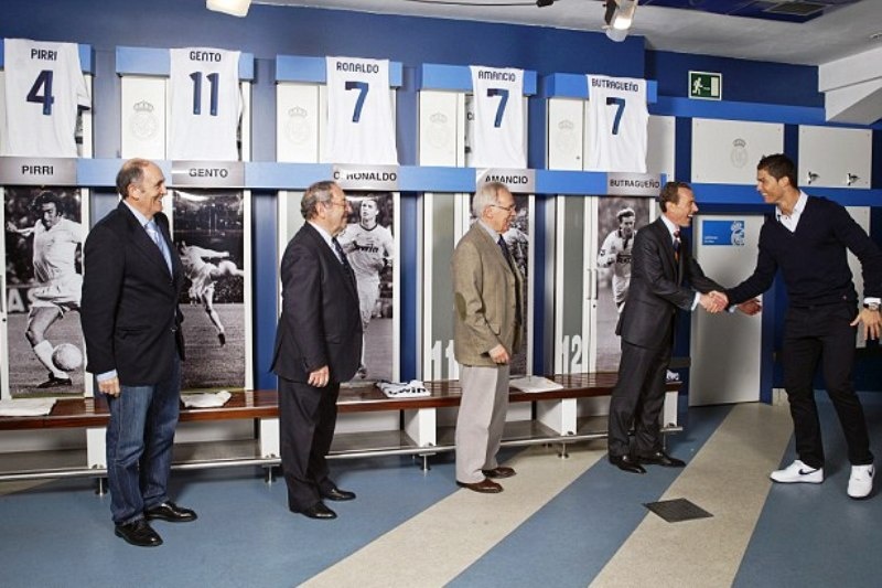 Ο Ρονάλντο με τους θρύλους της Ρεάλ (photos)