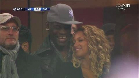 Μίλαν: Το φιλί του Μπαλοτέλι στην κοπέλα του (photos)