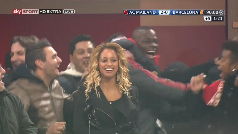 Μίλαν: Το φιλί του Μπαλοτέλι στην κοπέλα του (photos)