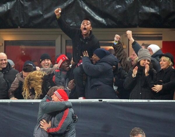 Μίλαν: Το φιλί του Μπαλοτέλι στην κοπέλα του (photos)