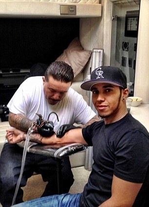 Μερσέντες: «Χτύπησε» τατουάζ ο Χάμιλτον (photos)