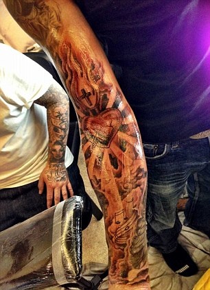 Μερσέντες: «Χτύπησε» τατουάζ ο Χάμιλτον (photos)