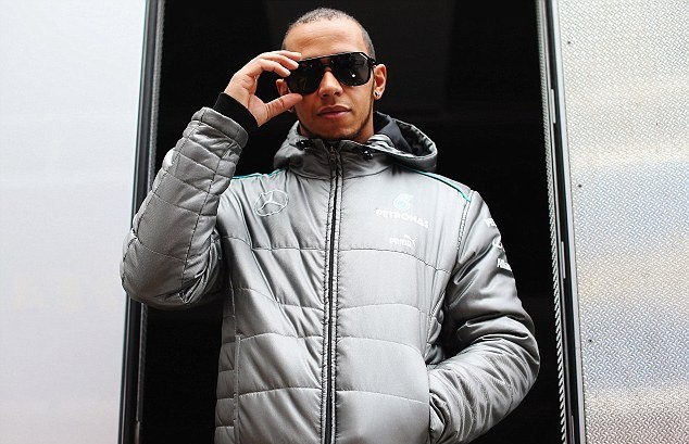 Μερσέντες: «Χτύπησε» τατουάζ ο Χάμιλτον (photos)