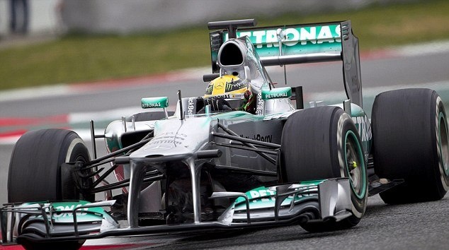 Μερσέντες: «Χτύπησε» τατουάζ ο Χάμιλτον (photos)