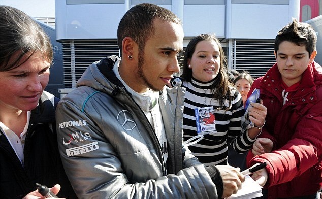 Μερσέντες: «Χτύπησε» τατουάζ ο Χάμιλτον (photos)