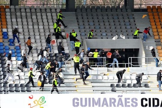 Σοβαρά επεισόδια σε αγώνα νέων στην Πορτογαλία (photos+video)