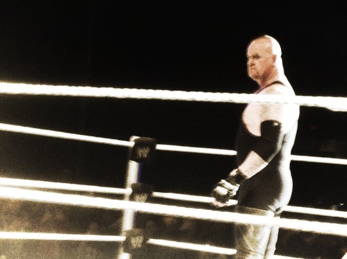WWE: Επέστρεψε ο Undertaker! (photos+video)