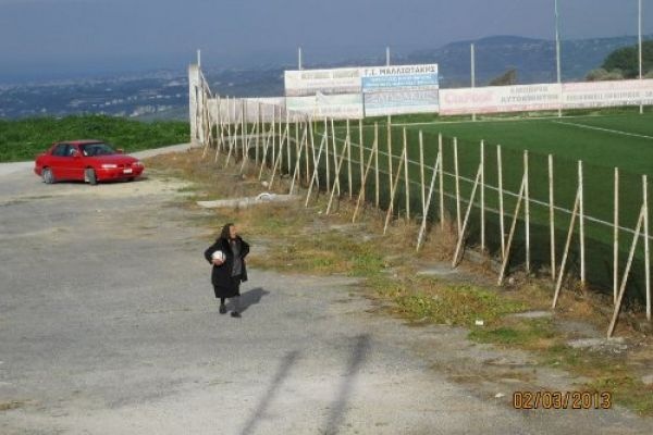Η... γιαγιά πάει γήπεδο και προσεύχεται για τον Ραύκο (photos)