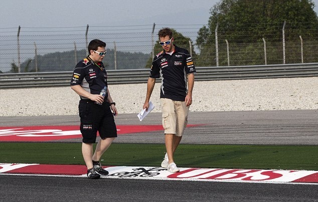 Ρεντ Μπουλ: Κυκλοφορεί με… μεταχειρισμένο βαν ο Φέτελ! (photos)