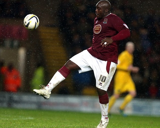 Νορθάμπτον: Ακινφένγουα, ο πιο δυνατός ποδοσφαιριστής στον κόσμο! (photos+video)