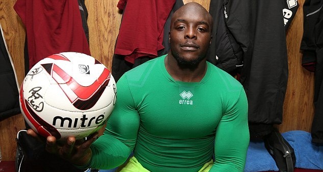 Νορθάμπτον: Ακινφένγουα, ο πιο δυνατός ποδοσφαιριστής στον κόσμο! (photos+video)