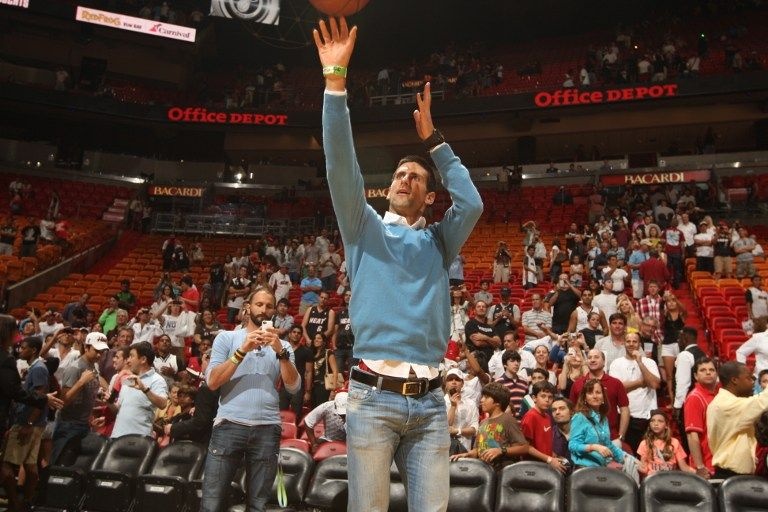Τζόκοβιτς: Είδε Λεμπρόν και... σούταρε (photos)