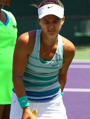 Τένις: Την τσίμπησε σφήκα στα οπίσθια! (photos)