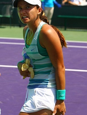 Τένις: Την τσίμπησε σφήκα στα οπίσθια! (photos)