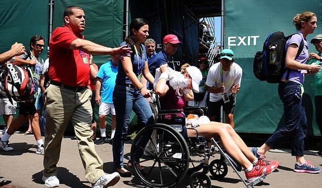 Τένις: Την τσίμπησε σφήκα στα οπίσθια! (photos)