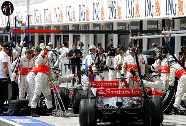 Φόρμουλα 1: «Τρώγονται» σαν… Φέτελ με Γουέμπερ! (photos+video)