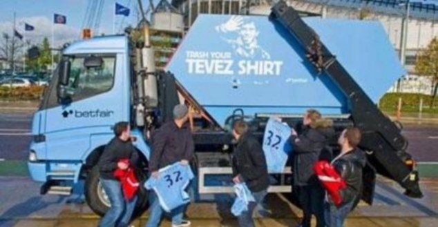 Μάντσεστερ Σίτι: Σκουπιδιάρης… ο Τέβεζ! (photos)