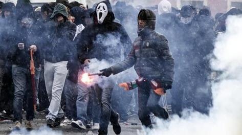 Ρόμα – Λάτσιο: Τα επεισόδια μέσα και έξω από το Ολίμπικο (photos+videos)