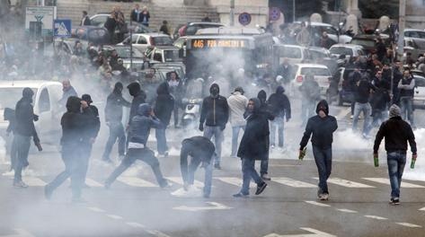 Ρόμα – Λάτσιο: Τα επεισόδια μέσα και έξω από το Ολίμπικο (photos+videos)