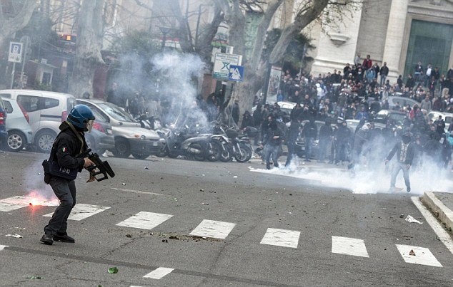 Ρόμα – Λάτσιο: Τα επεισόδια μέσα και έξω από το Ολίμπικο (photos+videos)