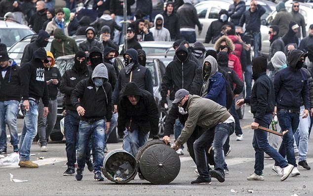 Ρόμα – Λάτσιο: Τα επεισόδια μέσα και έξω από το Ολίμπικο (photos+videos)
