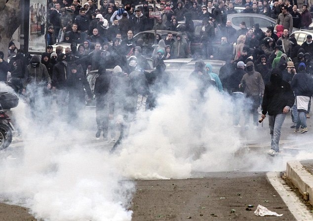 Ρόμα – Λάτσιο: Τα επεισόδια μέσα και έξω από το Ολίμπικο (photos+videos)