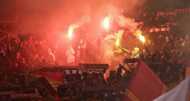 Ρόμα – Λάτσιο: Τα επεισόδια μέσα και έξω από το Ολίμπικο (photos+videos)