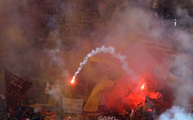 Ρόμα – Λάτσιο: Τα επεισόδια μέσα και έξω από το Ολίμπικο (photos+videos)