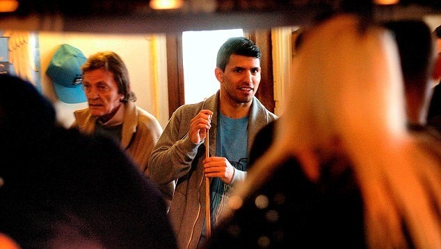 Μάντσεστερ Σίτι: Άσος και στο μπιλιάρδο ο Αγκουέρο! (photos)