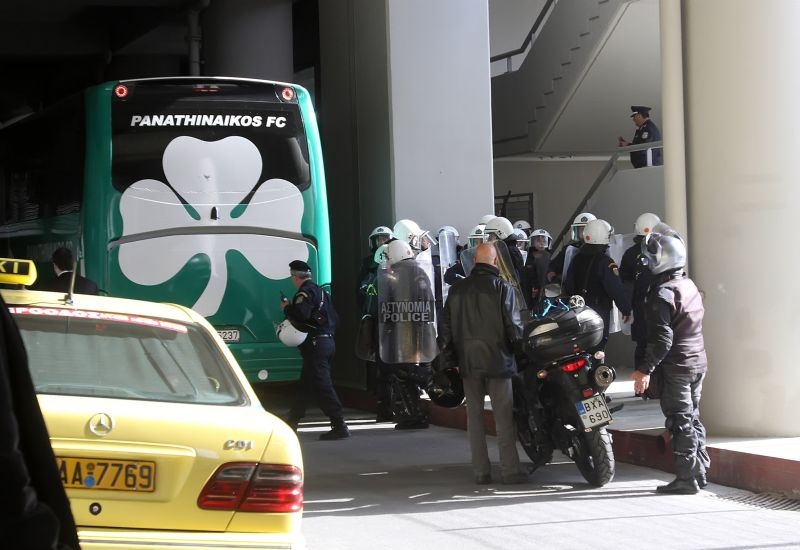 Μολότοφ και δακρυγόνα στο «Γ. Καραϊσκάκης» (photos)