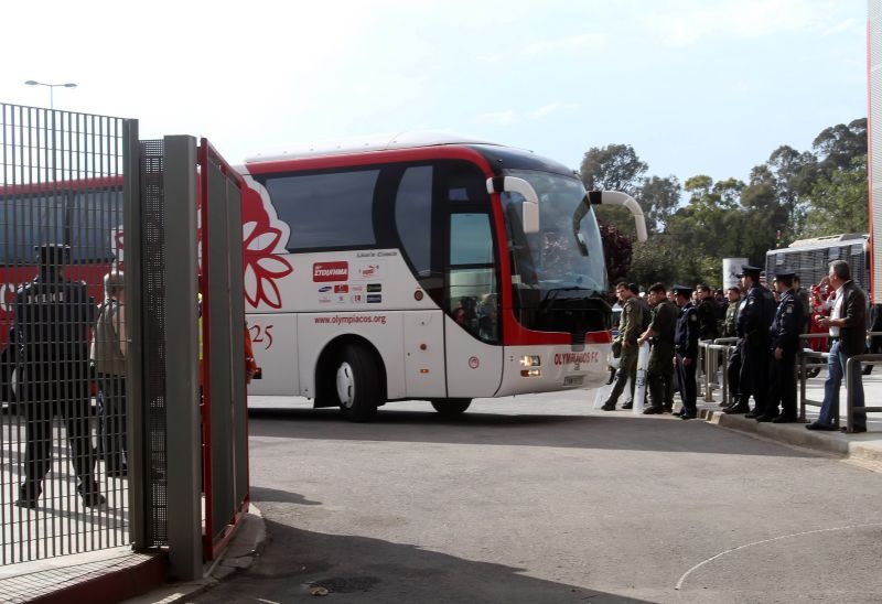 Μολότοφ και δακρυγόνα στο «Γ. Καραϊσκάκης» (photos)